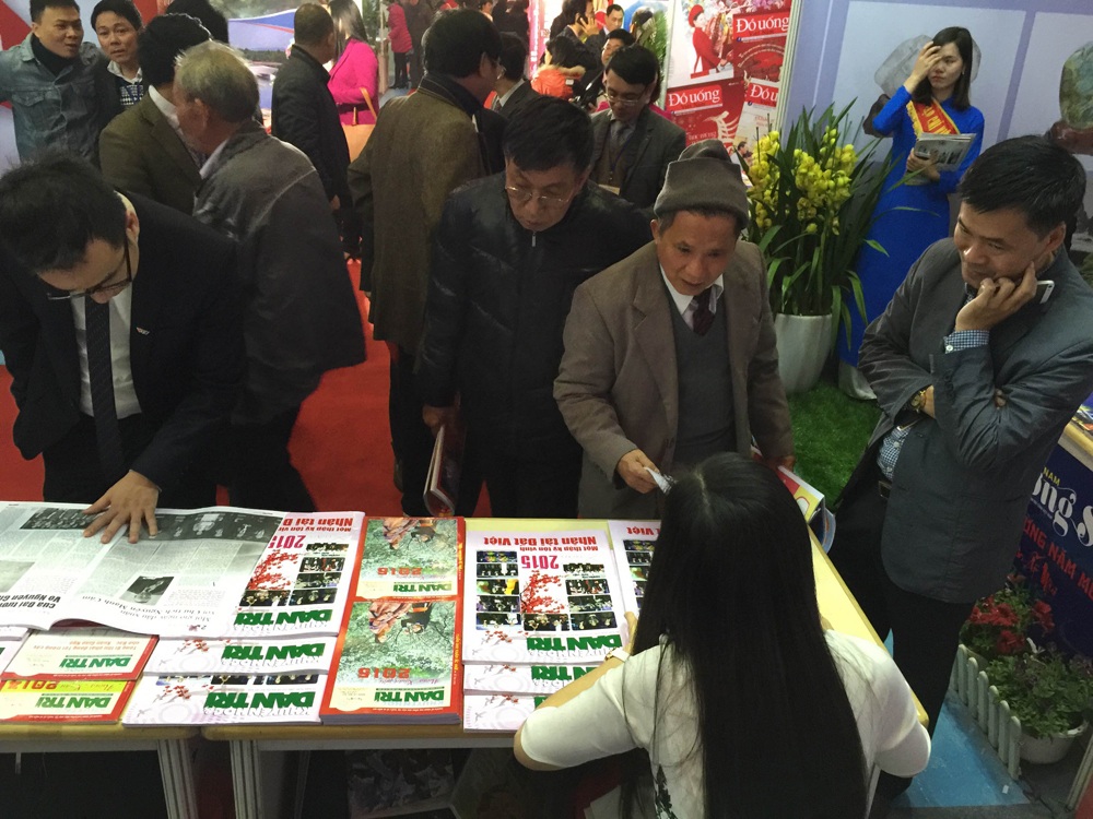 Gian Báo xuân Dân trí nhận được sự quan tâm của bạn đọc (Ảnh: Chiến Thắng)