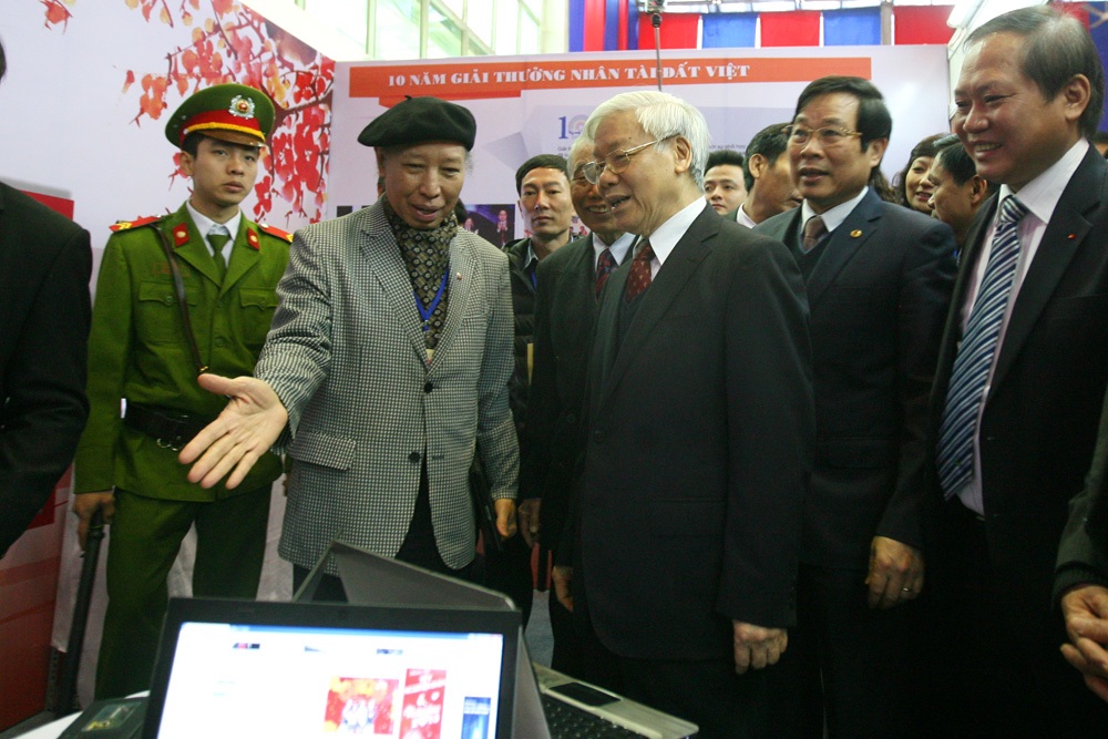 Tổng Bí thư Nguyễn Phú Trọng đánh trống khai hội báo Xuân 2015 - 3 Tổng Bí thư Nguyễn Phú Trọng thăm gian báo Xuân Dân trí. (Ảnh: Hữu Nghị)