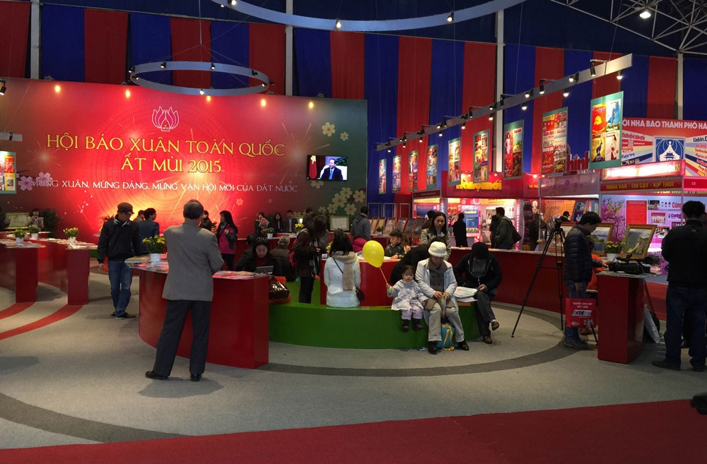 Tổng Bí thư Nguyễn Phú Trọng đánh trống khai hội báo Xuân 2015 - 6 Hội báo Xuân 2015 thu hút nhiều tầng lớp nhân dân đến tham quan. (Ảnh: Chiến Thắng)