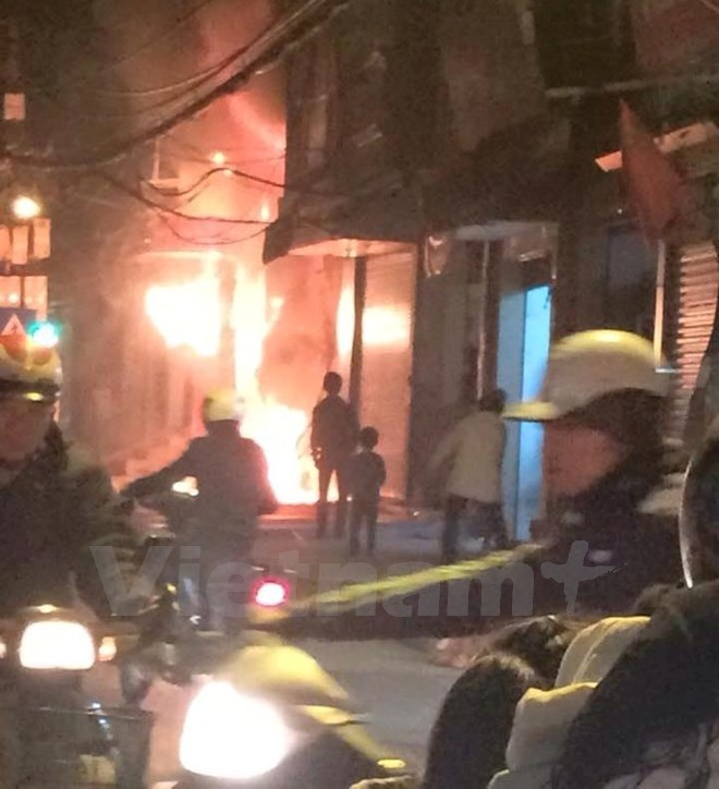 Hà Nội: Cháy lớn tại tiệm bán bàn ghế ở Đê La Thành - 1 Ngọn lửa bùng lên từ tầng 1 ngôi nhà. (Ảnh: Minh
Sơn/Vietnam+)