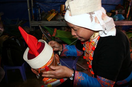 Kỳ lạ tục nhổ tóc của phụ nữ Dao Đỏ ở xứ “12 tầng núi” - 1 Phụ nữ Dao Đỏ nhổ tóc cho nhau mỗi dịp Tết đến Xuân về.