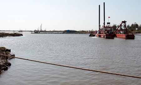 Bộ trưởng Thăng thị sát mở luồng sông Hậu: “Các anh toàn báo cáo láo” - 3 Các đơn vị đang thi công đào luồng thông vào sông Hậu