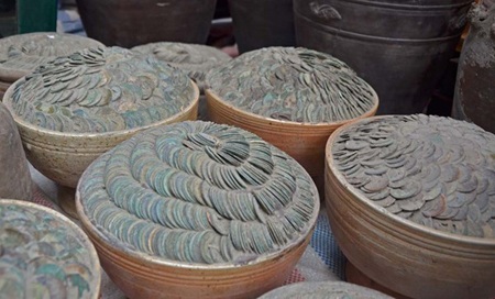 Chủ của những chum tiền này cho biết, đây là những chum tiền cổ được chôn dưới đất lâu ngày.