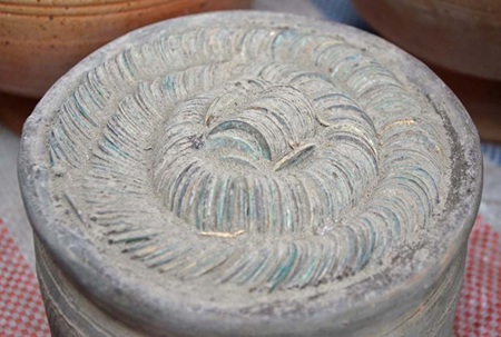 Chủ của những chum tiền này cho biết, đây là những chum tiền cổ được chôn dưới đất lâu ngày.