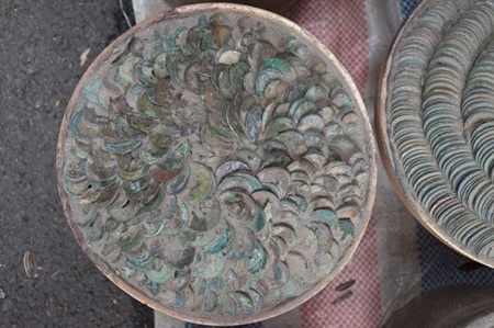 Những chum tiền phủ đầy bụi, dính đầy đất, tiền được xếp thành hình xoắn ốc một cách cẩn thận.