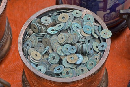 Những chum tiền đầy ắp.