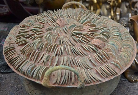 Không chỉ có chum ngay cả những chiếc chậu kim loại cũng được sử dụng để cất giữ tiền.