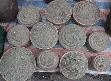 Không chỉ có chum ngay cả những chiếc chậu kim loại cũng được sử dụng để cất giữ tiền.