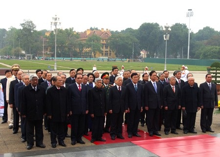 Lãnh đạo Đảng, Nhà nước viếng Chủ tịch Hồ Chí Minh - 1 Các đồng chí lãnh đạo
Đảng, Nhà nước vào Lăng viếng Chủ tịch Hồ Chí Minh. Ảnh: VGP/Nhật Bắc