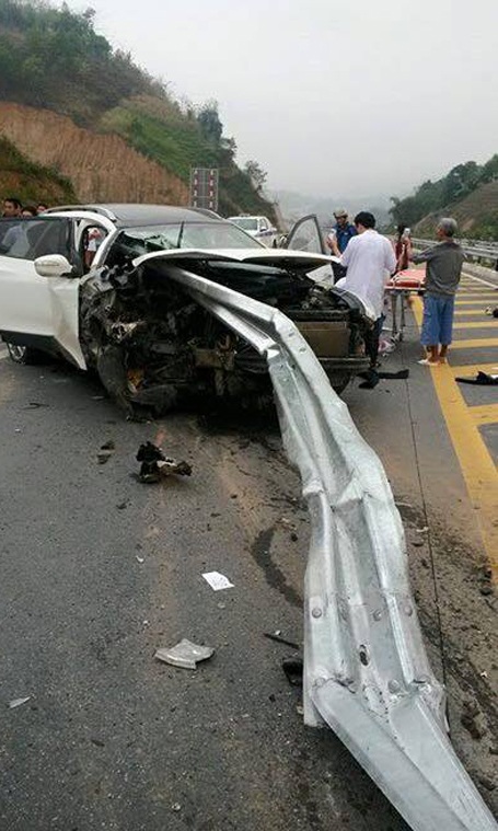 Thanh tôn lan can đường xuyên thủng chiếc xe từ trước ra sau. (Ảnh: Phạm Ngọc Triển)