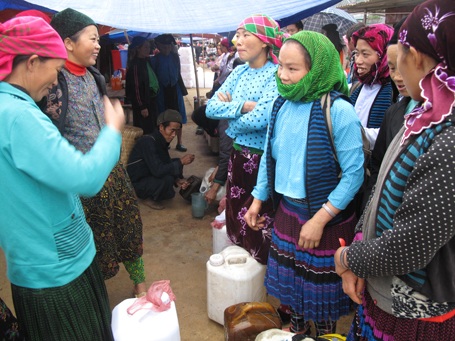 Dãy hàng rượu tấp nập chị em phụ nữ mua, bán.