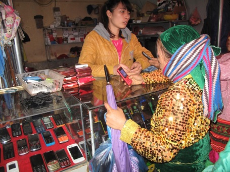 Điện thoại di động không còn là món đồ xa lạ với bà con vùng cao.