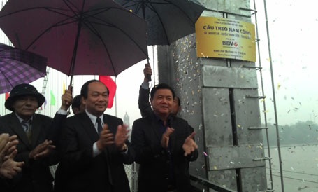 Bộ trưởng GTVT Đinh La Thăng phát lệnh thông cầu.