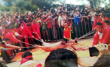 Người dân Ném Thượng vẫn “chém lợn” trong ngày hội làng - 3 Tục chém lợn vẫn hiên ngang diễn ra tại Đình Ném Thượng - TP Bắc Ninh vào lúc 12 giờ ngày 24/2.