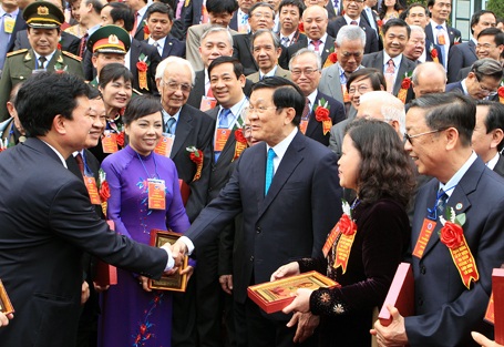 Chủ tịch nước Trương Tấn Sang gặp mặt thầy thuốc tiêu biểu toàn quốc - 1 Chủ tịch nước Trương Tấn Sang với các đại biểu. (Ảnh: Nguyễn
Khang – TTXVN)