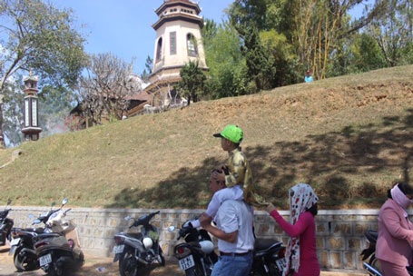 Người dân Lâm Đồng xúng xính áo dài đi lễ chùa.