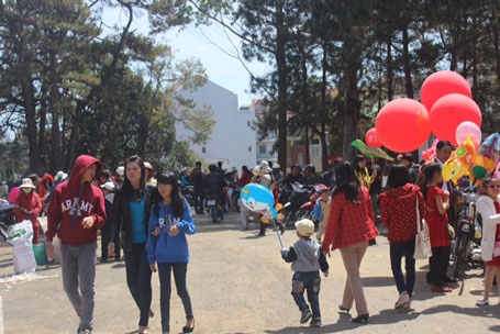 Người dân Lâm Đồng xúng xính áo dài đi lễ chùa.