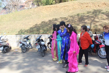 Người dân Lâm Đồng xúng xính áo dài đi lễ chùa.