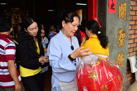 Người dân Sóc Trăng đi lễ chùa 