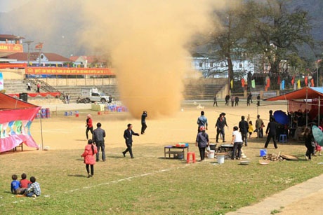 Lốc tạo thành cột xoáy đất cát di chuyển trong sân làm hàng trăm người hoảng loạn bỏ chạy.