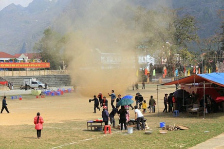 Lốc xoay tiến gần tới các lều trại ẩm thực của lễ hội.