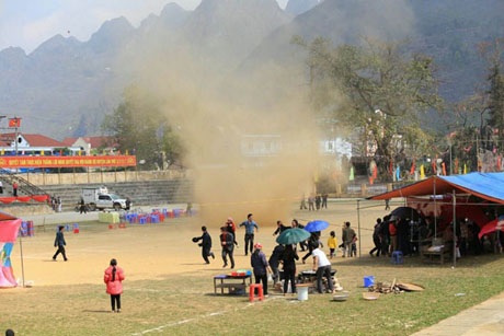 Lốc xoay tiến gần tới các lều trại ẩm thực của lễ hội.