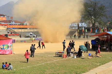 Lốc xoay tiến gần tới các lều trại ẩm thực của lễ hội.