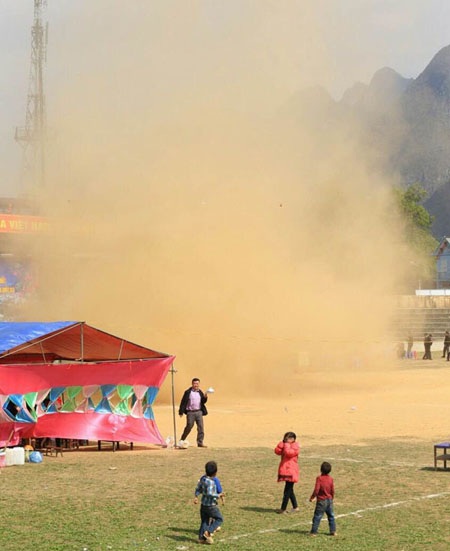 Hoảng hồn vì cơn lốc xoáy kỳ lạ ở Mèo Vạc