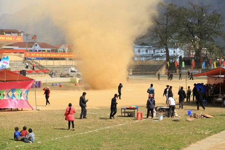 Lốc xoay tiến gần tới các lều trại ẩm thực của lễ hội.
