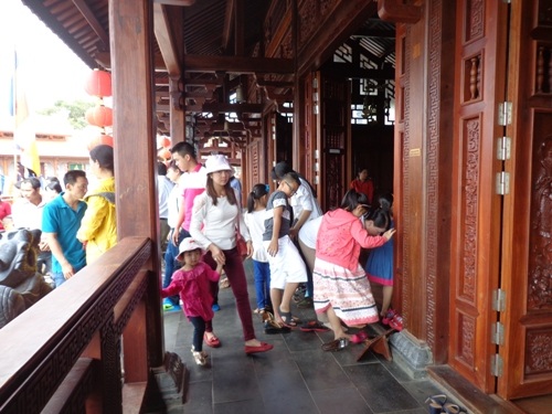 Người dân nô nức đi lễ chùa đầu năm tại ngôi chùa 