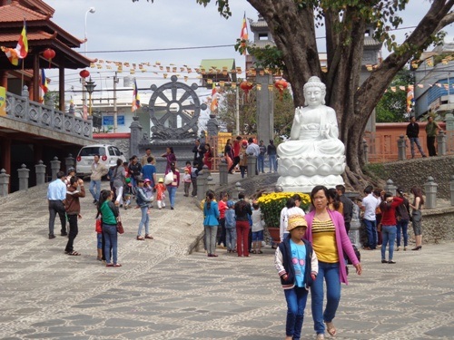 Người dân nô nức đi lễ chùa đầu năm tại ngôi chùa 