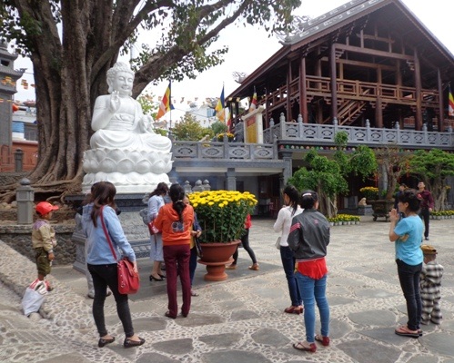 Người dân nô nức đi lễ chùa đầu năm tại ngôi chùa 