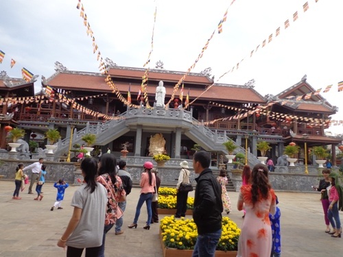 Người dân nô nức đi lễ chùa đầu năm tại ngôi chùa 