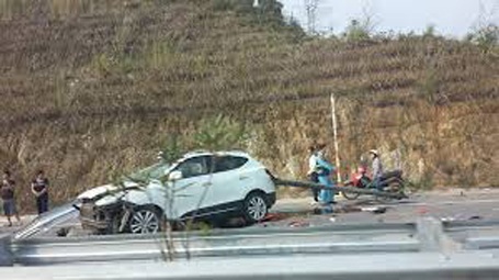 Thanh tôn lan can đường xuyên thủng chiếc xe từ trước ra sau. (Ảnh: Phạm Ngọc Triển)