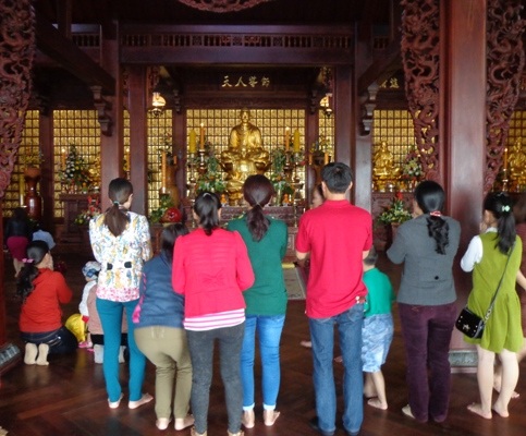 Người dân nô nức đi lễ chùa đầu năm tại ngôi chùa 