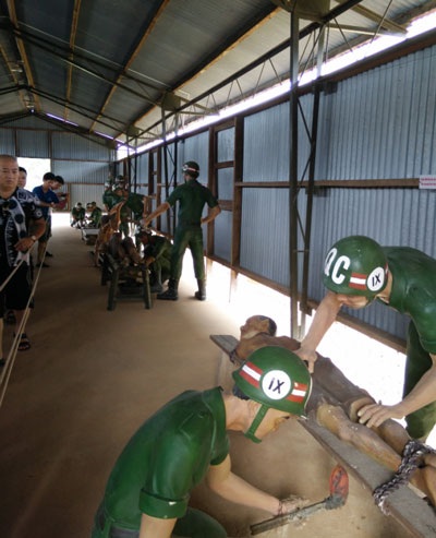 Cảm tử quân Vương Đức Thuận đang kể lại quá trình hoạt động cách mạng của mình