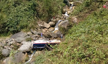 Xe bồn lao xuống vực sâu 100m, lái xe thoát thân an toàn - 1 Chiếc xe nằm dưới vực sâu nhưng tài xế đã nhảy kịp khỏi xe an toàn.