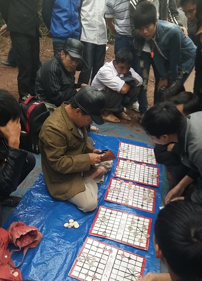Tái hiện khúc tráng ca của những anh hùng áo nâu - 2 Trò chơi đỏ đen trá hình vẫn xuất hiện tại lễ hội.