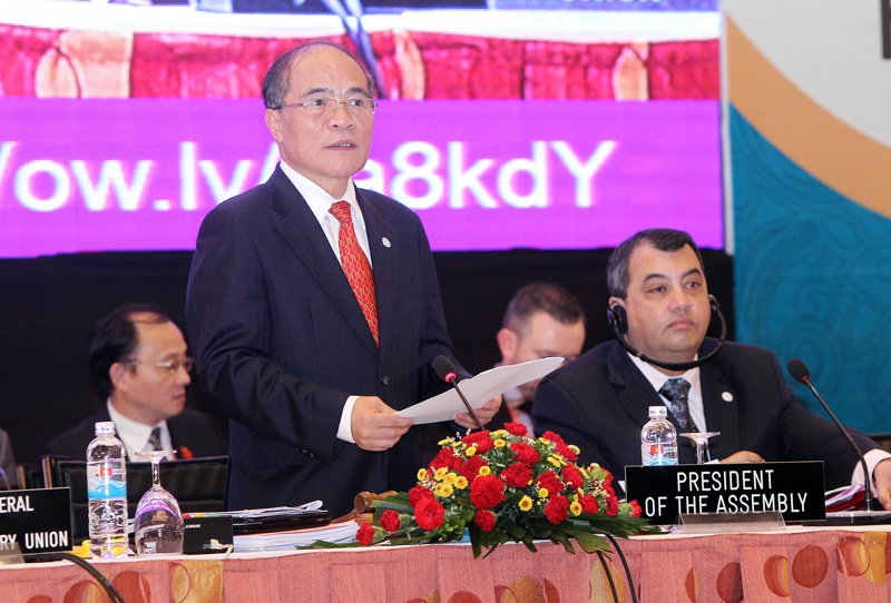 IPU-132: Hướng tới Tuyên bố Hà Nội về phát triển bền vững - 1 Chủ tịch Quốc hội điều hành phiên họp toàn thể thứ nhất Đại hội đồng IP-132. Ảnh: VGP/Tuấn Dũng