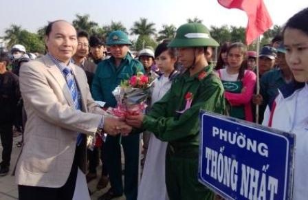 Kon Tum: 400 tân binh nhập ngũ đợt 1-2015 - 1 Chủ tịch UBND TP Kon
Tum Phan Văn Thế tặng hoa cho các tân binh tại buổi lễ giao nhận quân.