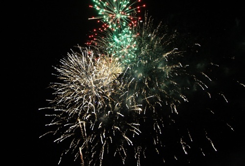 ... và màn pháo hoa hấp dẫn giữa đại ngàn.