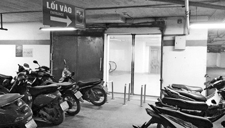 Vụ hàng chục người ngất xỉu tại siêu thị BigC: Đùn đẩy trách nhiệm? - 1 Hàng trăm xe máy xếp gần cửa vào siêu thị dưới tầng hầm The Garden. Ảnh: Hà Anh.