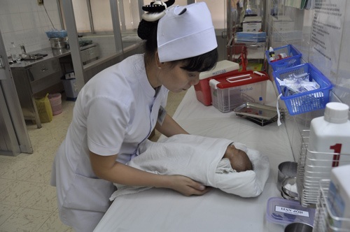 Cha mẹ bỏ rơi con ở bệnh viện vì… khó nuôi - 1 Cháu bé bị bỏ rơi đang được chăm sóc tận tình tại bệnh viện