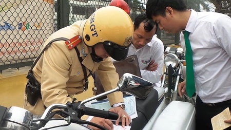 Hà Nội: Phạt "nóng" người vi phạm giao thông qua camera giám sát - 1 Hà Nội: Phạt nóng người vi phạm giao thông qua camera giám sát