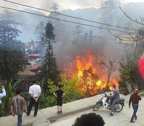 Lửa bốc cháy
dữ dội từ khu vực xưởng gỗ nhà nghỉ Lâm nghiệp Sa Pa