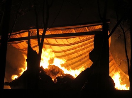 Khu nhà xưởng chứa hàng trăm tấn bông vải bốc cháy