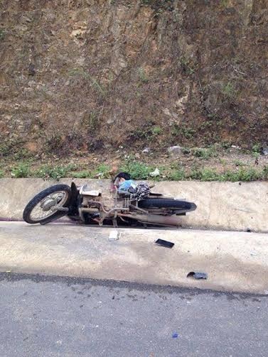 Mất mạng vì đi xe máy trên đường cao tốc Hà Nội - Lào Cai - 1 Hiện trường nơi người dân phát hiện một thi thể nằm cạnh chiếc xe máy.