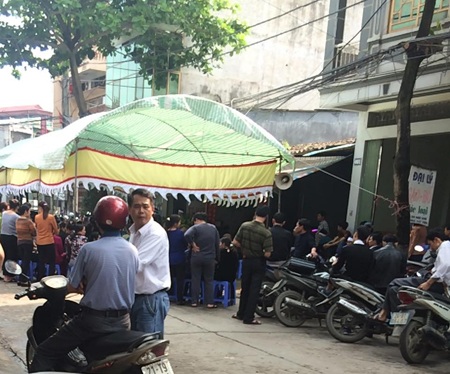 Một phụ nữ chết bất thường trong căn nhà khóa trái - 1 Gia đình tổ chức đám tang cho chị M.