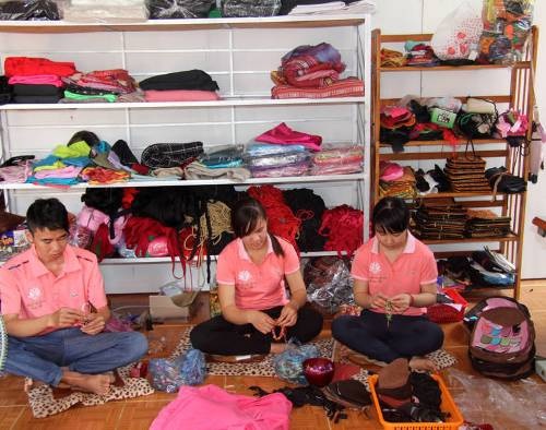 Người phụ nữ xây dựng tương lai cho thanh niên khuyết tật - 2 Làm vòng tay, túi xách thổ cẩm.