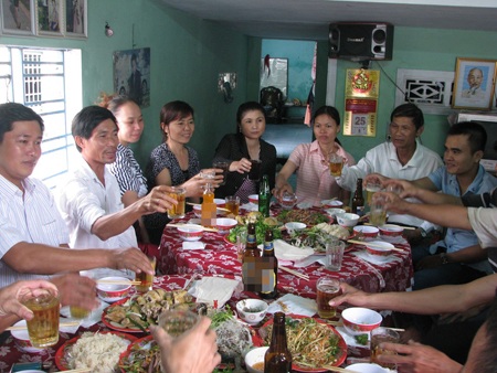 Người dân tổ 85 (phường Hòa Khánh Nam) nâng ly chúc mừng kỷ niệm 40 năm giải phóng Đà Nẵng